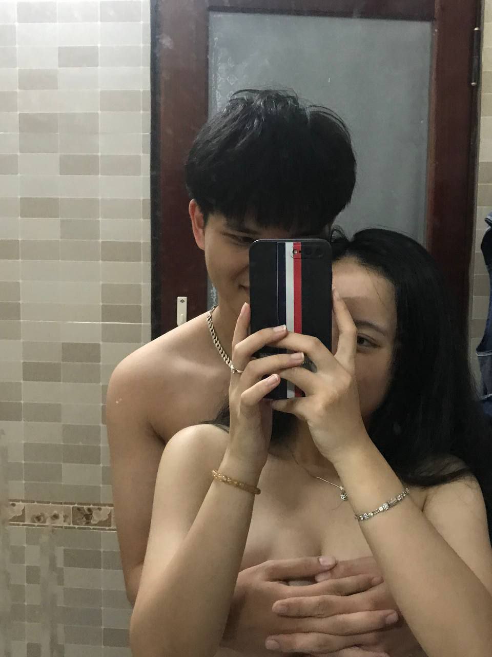 Cô giáo dạy bơi bị cưỡng bức vì bộ trang phục quá kích thích